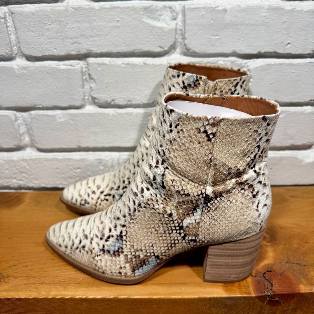 Dolce Vita Snakeskin Ankle Booties 9.5 Cream Python Blue Print Block Heel EUC